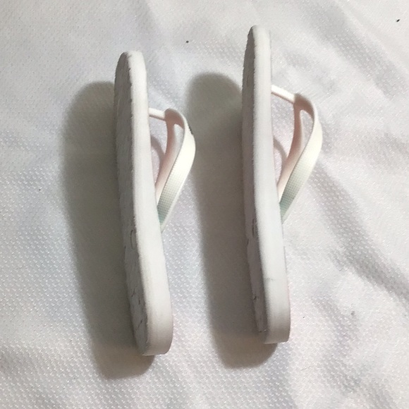 Girl’s Roxy flip flops - Picture 2 of 4